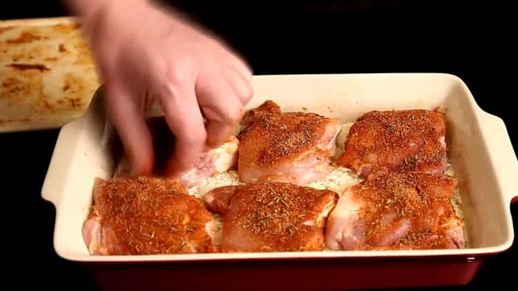 To cook rice with chicken in the oven, put the meat on rice