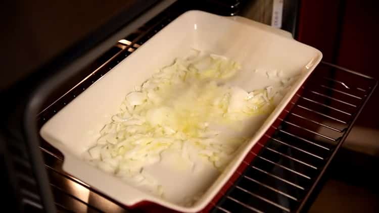 Fry vegetables to cook rice with chicken in the oven