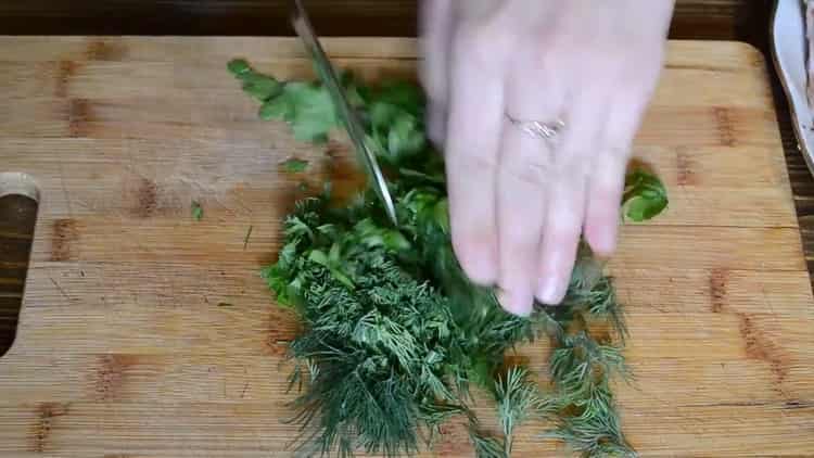 To cook fish on sour cream in the oven, cut greens
