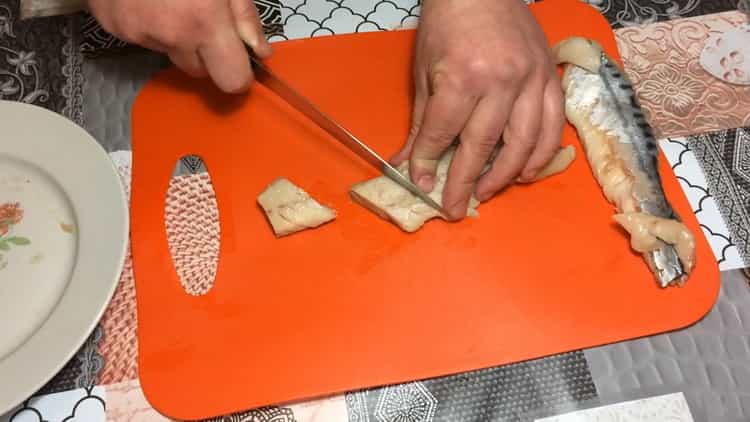 To cook fish in the dough, cut the fish