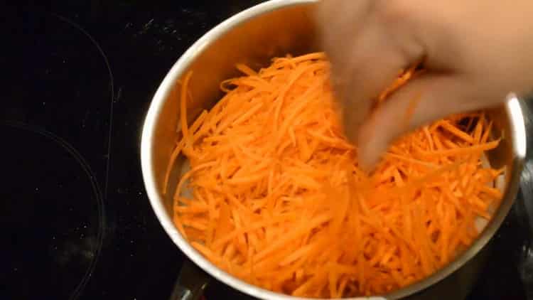 Fry vegetables to cook fish