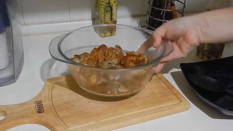 To cook fish under onion and carrot marinade, fry the ingredients