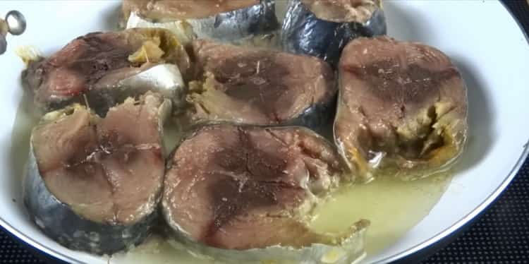 To cook fish and potatoes in the oven, fry the ingredients