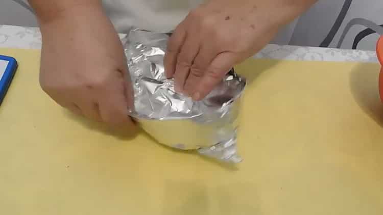 To prepare fish with rice in the oven, put the ingredients in a mold