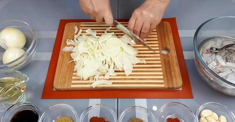 According to the recipe for cooking fish heh, chop the onion