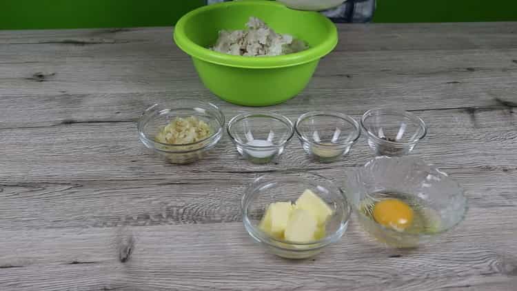 To prepare cod fish cakes according to a simple recipe, mix the ingredients for the preparation of minced meat.