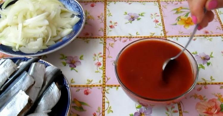 To make herring according to a simple recipe, make tomato paste