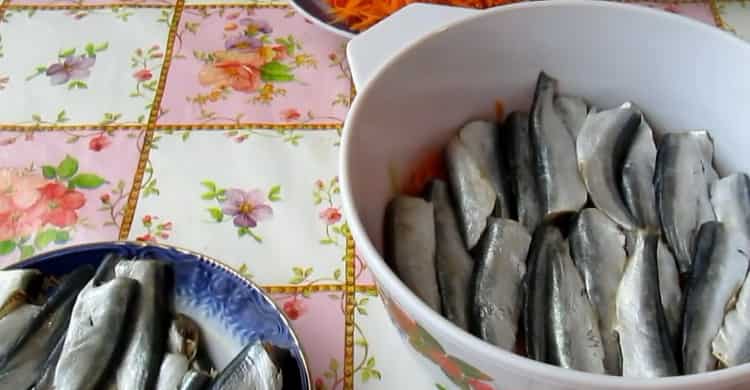 To prepare herring according to a simple recipe, put the fish