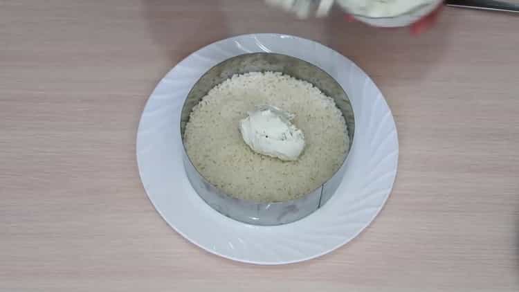 To prepare a salad with avocado and salmon, grease the rice with cottage cheese