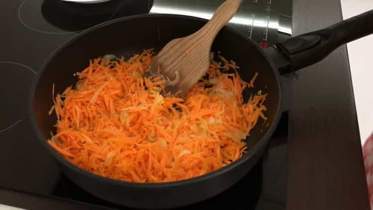 To cook mackerel in foil, fry vegetables