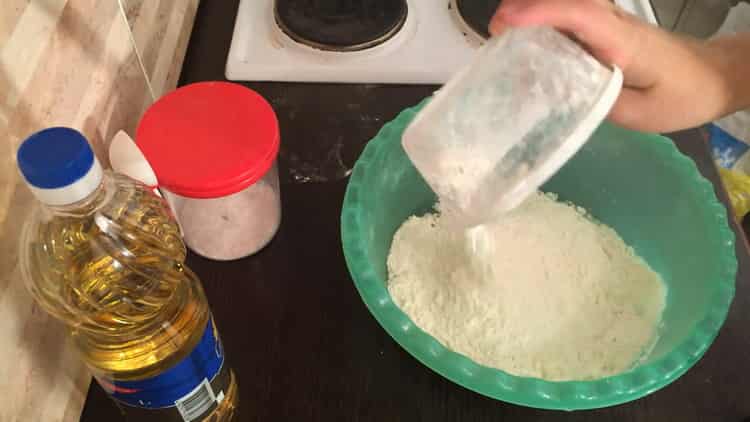 Sift flour to make puff khinkali