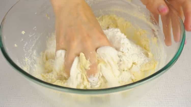 To make a puff cake, mix the ingredients for the dough.