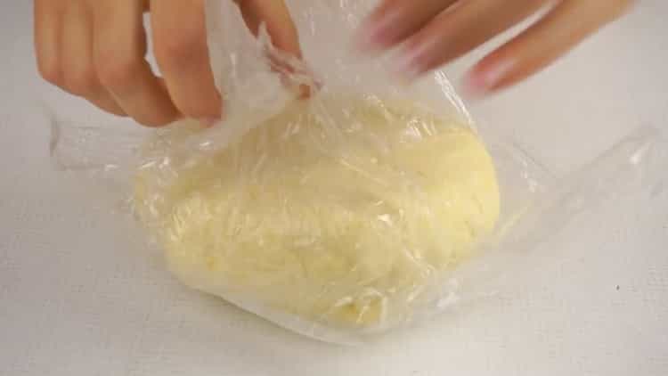 To make a puff cake, put the dough in the refrigerator