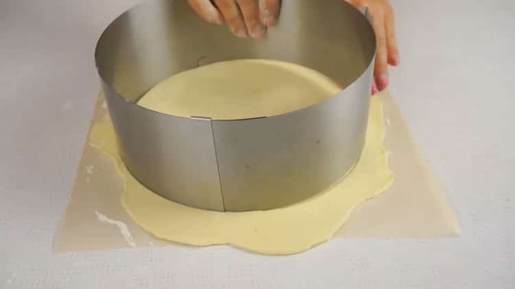 Roll puff pastry to make puff cake