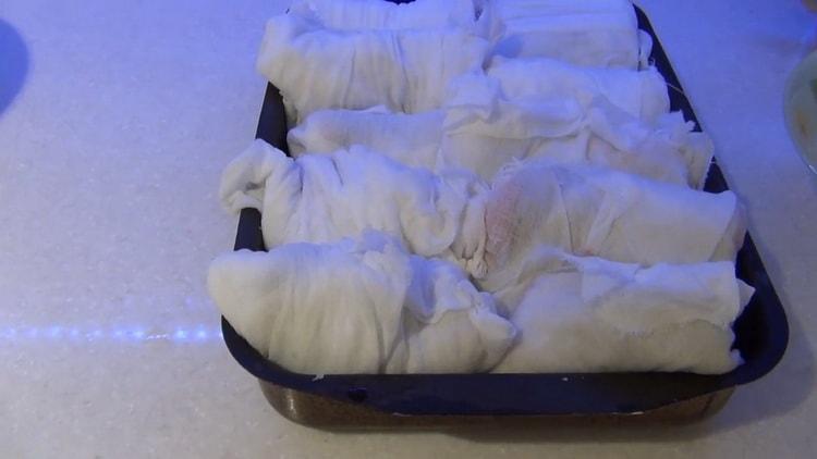 To make salted fish, put the fish in a baking sheet