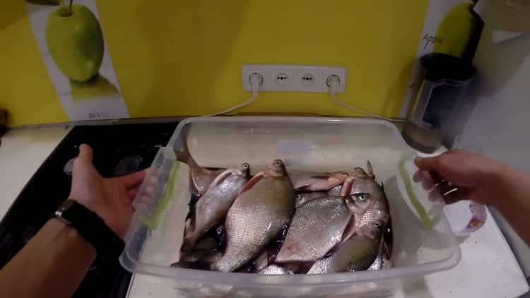 To prepare dried fish, rinse the ingredients with salt
