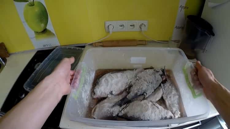 To prepare dried fish, leave the fish in salting
