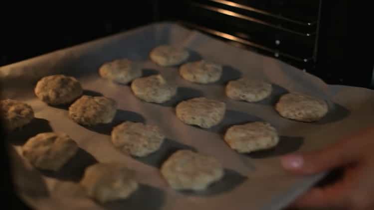To prepare oatmeal cottage cheese cookies, bake the blanks