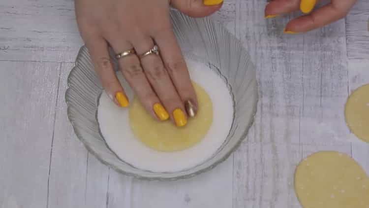 To make triangles curd cookies, put the dough in sugar