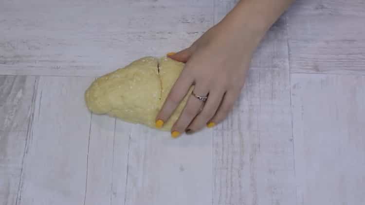 For the preparation of curd cookies, triangles cut the dough.