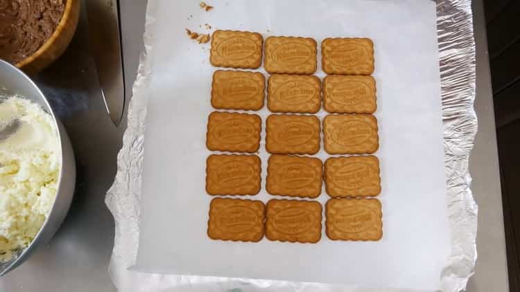 To make a cake without baking from cookies and cottage cheese, lay out the first layer