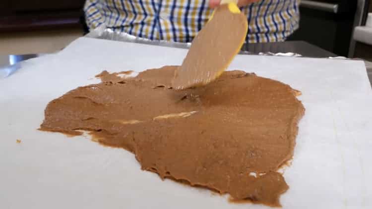 To make a cake without baking from cookies and cottage cheese, coat with cream