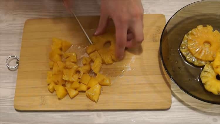 To make a pancho cake with pineapples and walnuts, cut pineapples
