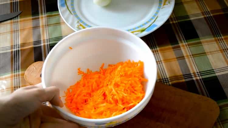 To cook stewed cabbage with potatoes, grate carrots