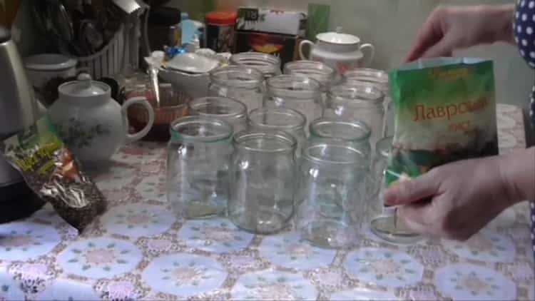 Add bay leaf to make rabbit stew