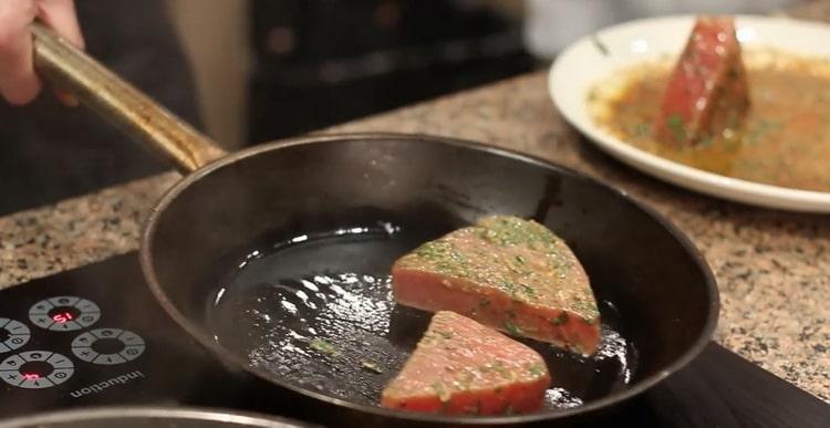 To cook tuna, fry the meat