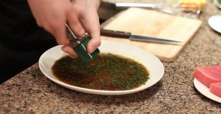 To cook tuna, cook spices