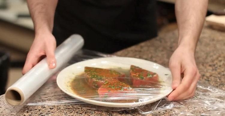 To make tuna, put the fish to stand