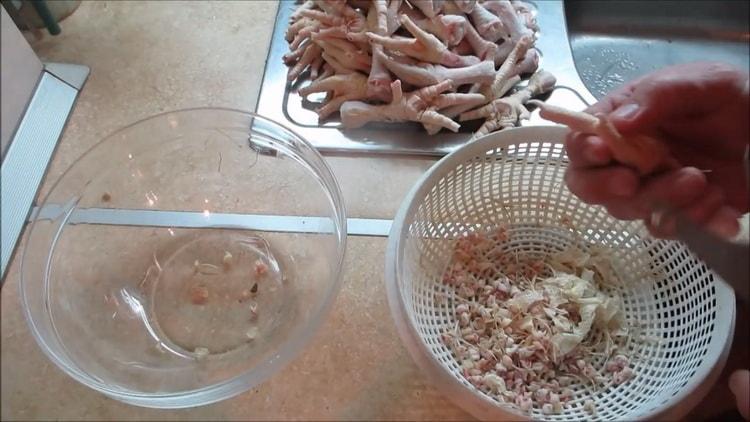 To prepare the jelly from the legs, clean the ingredients