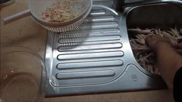 To prepare the jellied meat from the legs, wash the ingredients