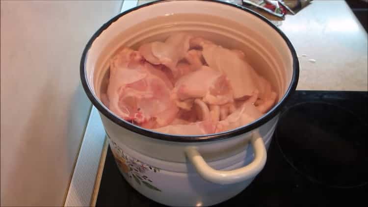 To prepare the jelly from the paws, put the broth