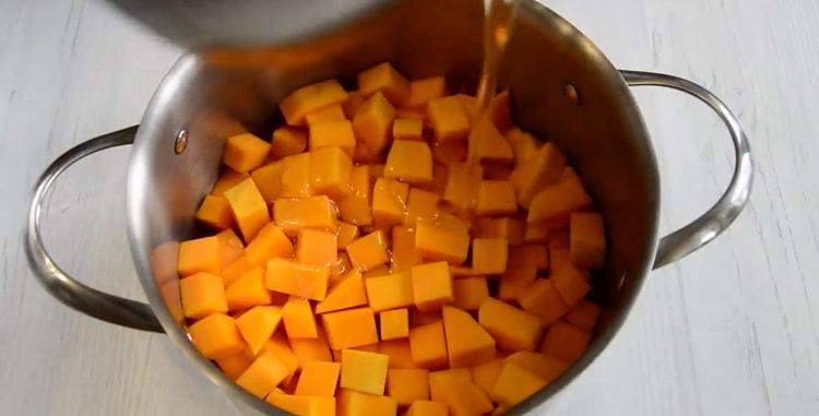 Combine the ingredients to make pumpkin candied fruit at home