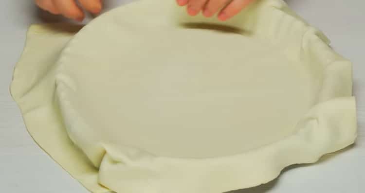 Put the dough in the oven to make apple pie in the oven