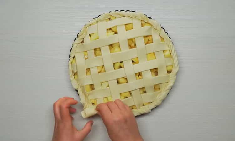 To prepare apple pie in the oven, put the dough on the filling