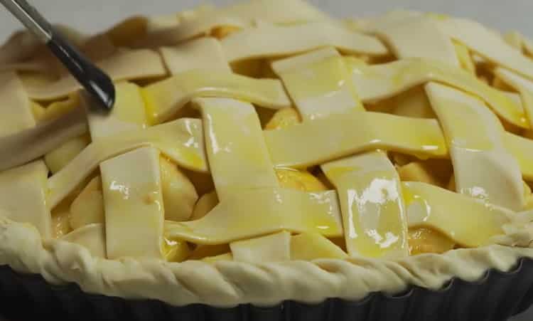 To make apple pie in the oven, grease the dough