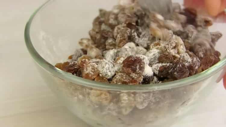 Stir raisins with flour to make a cry.