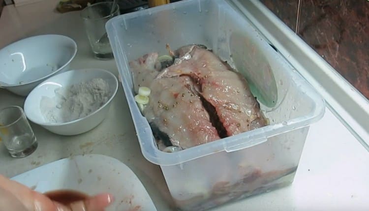 On top of the fish, spread the remaining onion.