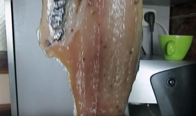 When the fish stands for 3 days in a cold place, it needs to be hung to dry.