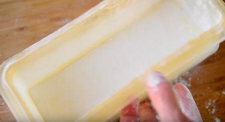 We grease the cake pan baking dish with butter and sprinkle with flour.