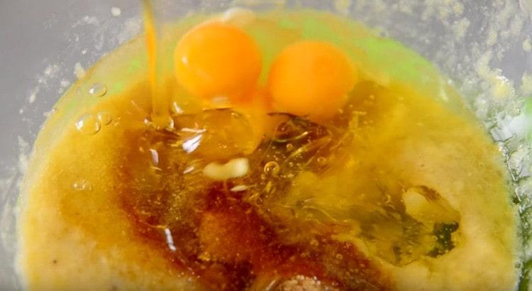 We add vegetable oil, eggs, sugar to banana puree.