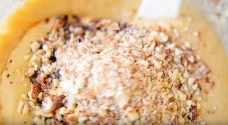 Pour the chocolate and almond crumbs into the dough and mix.