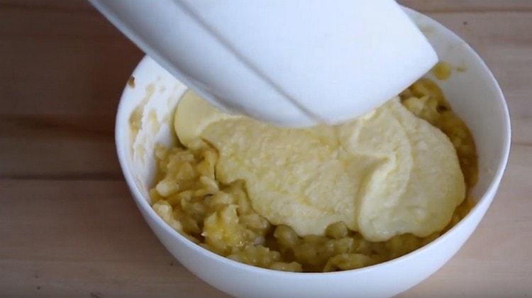 Add the oil mass to the banana puree.