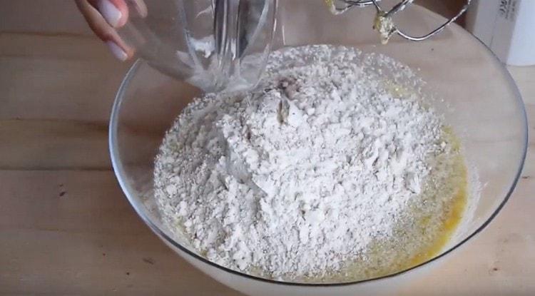 Beating everything with a mixer, we introduce flour to the liquid base.