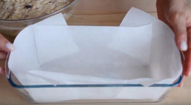 We cover the cake pan with parchment.