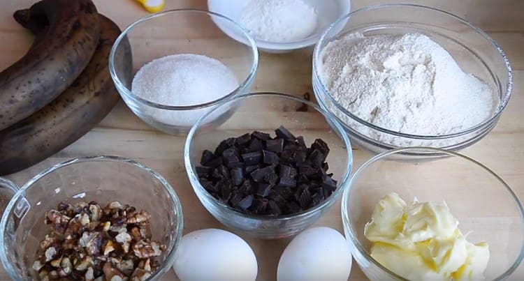 We take out the butter from the refrigerator to soften it, break the nuts and chocolate or cut into pieces.