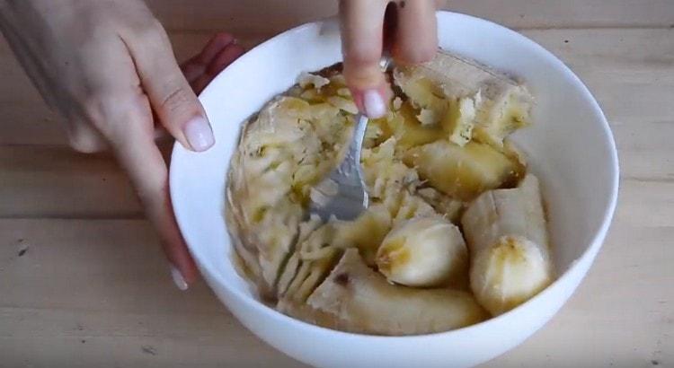Knead the ripe bananas with a fork.